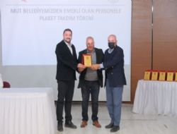 Emekli personellere Başkan Şeker'den plaket